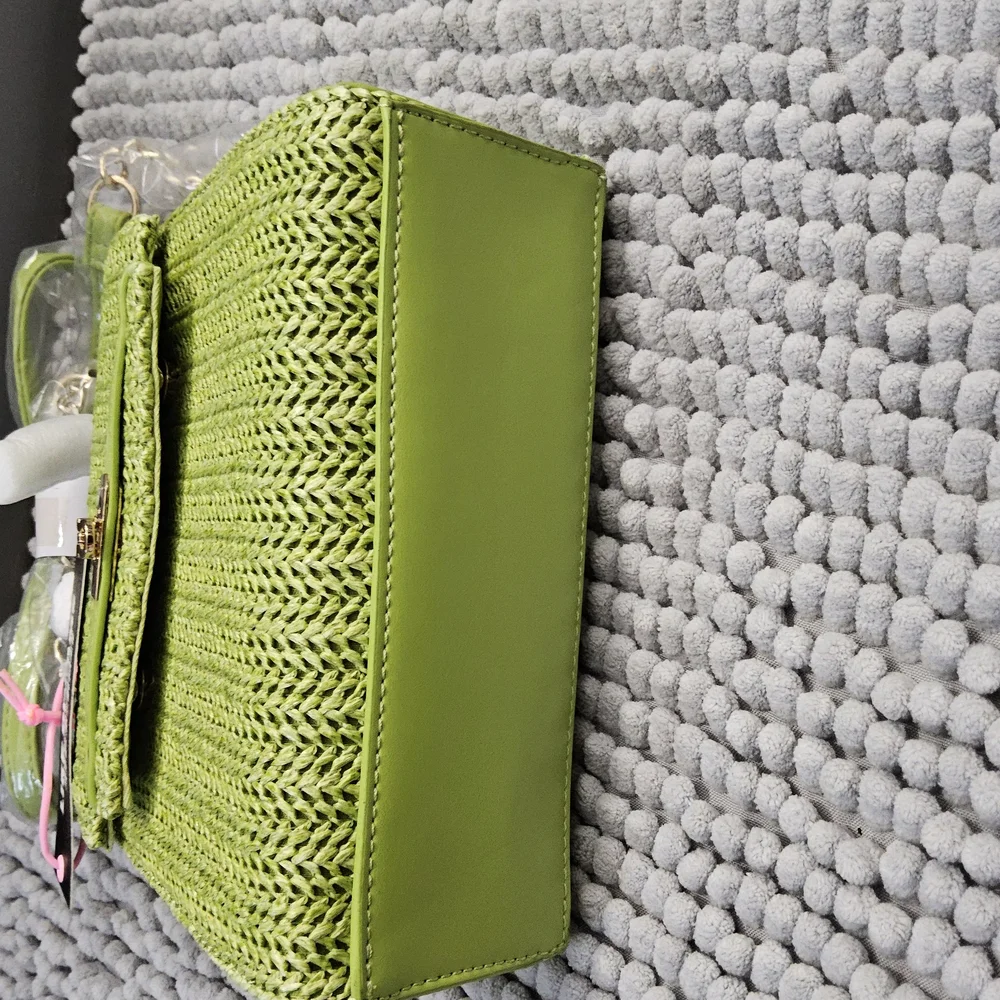 NWOT Green Woven Straw Handbag - Picture 11 of 15